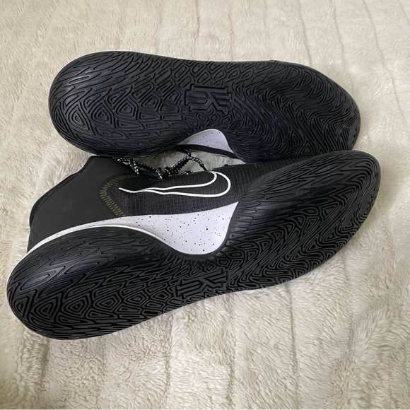Nike Kyrie Flytrap 4 Men\'s Black and White Basketball Athletic Shoes New Size 13 main image 6